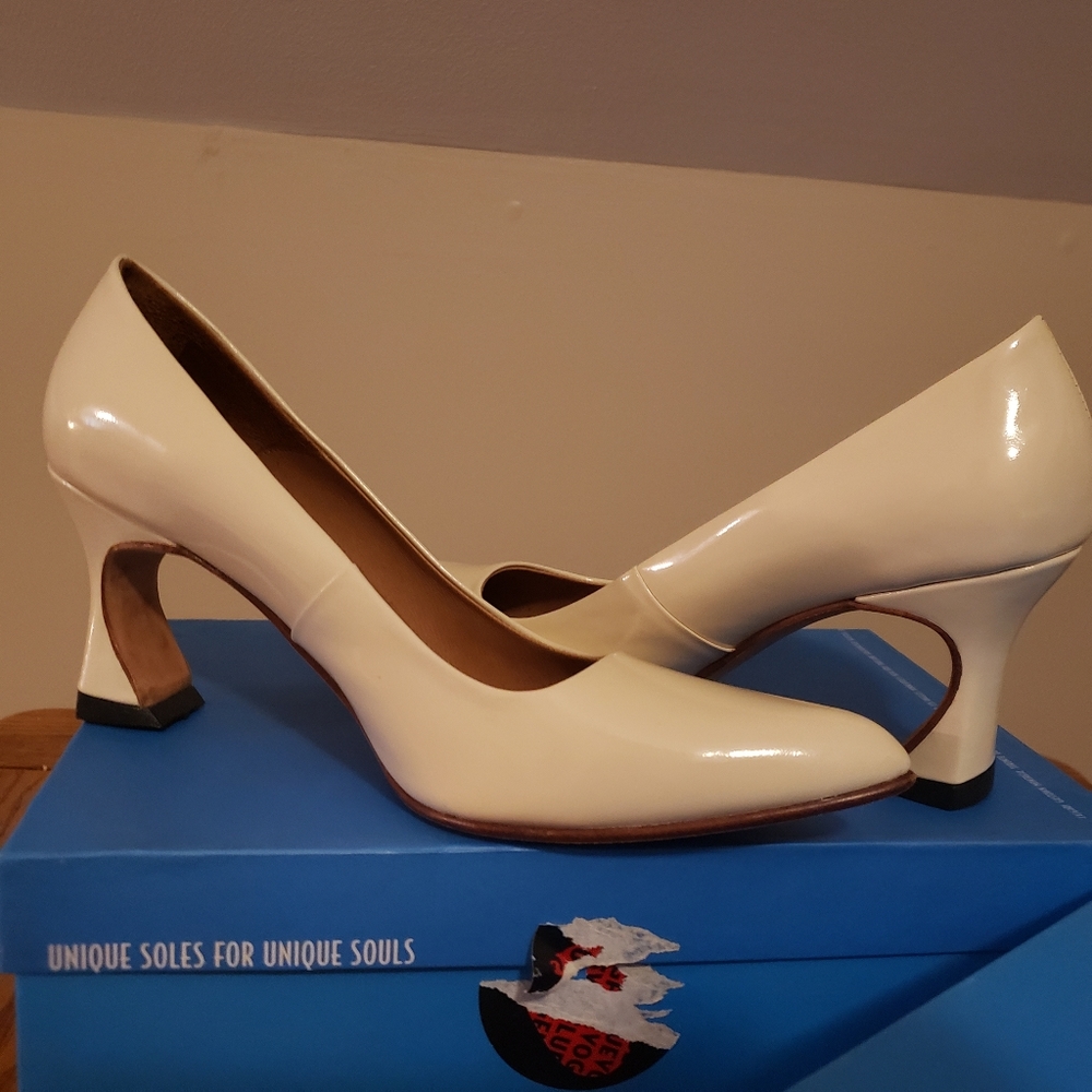John Fluevog Desmond White pumps size 8